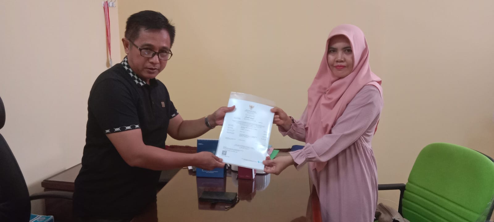 Kemenag Kota Bandar Lampung Serahkan Sertifikat Halal kepada Rumah Makan Yuk Sari