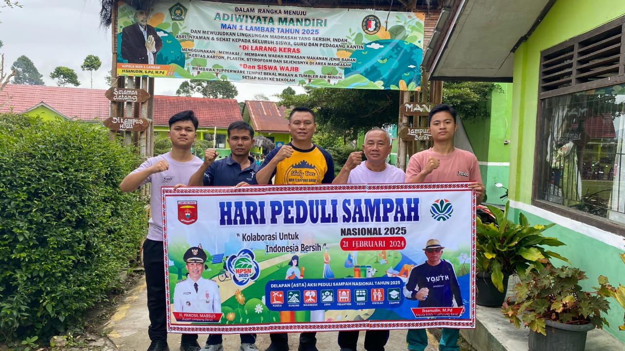 Civitas Akademika MAN 1 Lampung Barat Gelar Aksi Bersih untuk Peringati Hari Peduli Sampah Nasional 2025