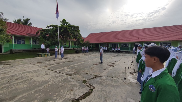 Pelaksanaan Upacara Bendera Hari Senin di MAN 1 Way Kanan