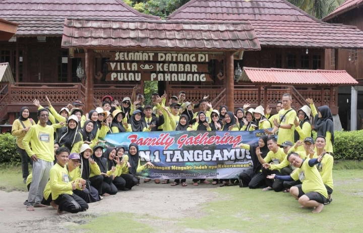 Family Gathering Keluarga MAN 1 Tanggamus , Pahawang Island Destinasi Pilihan
