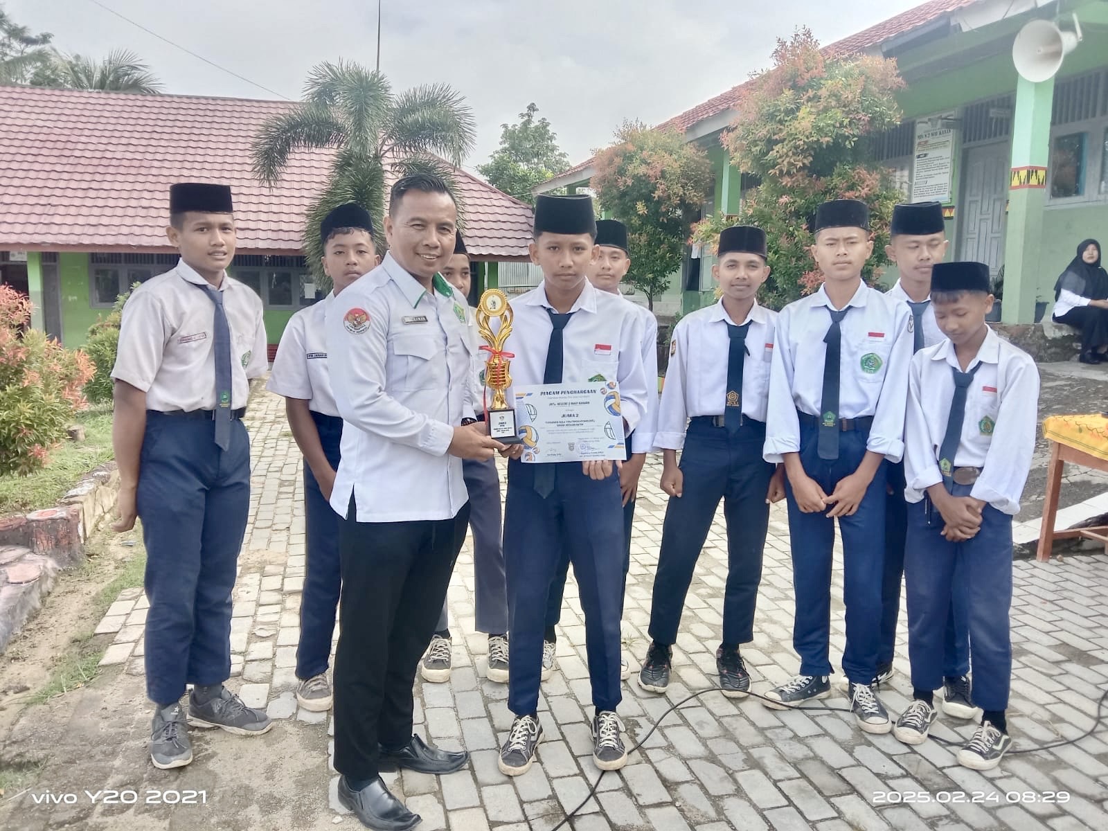Tim Voli MTsN 2 Way Kanan Serahkan Piala Juara 2 ke Madrasah, Bukti Prestasi di Bidang Olahraga