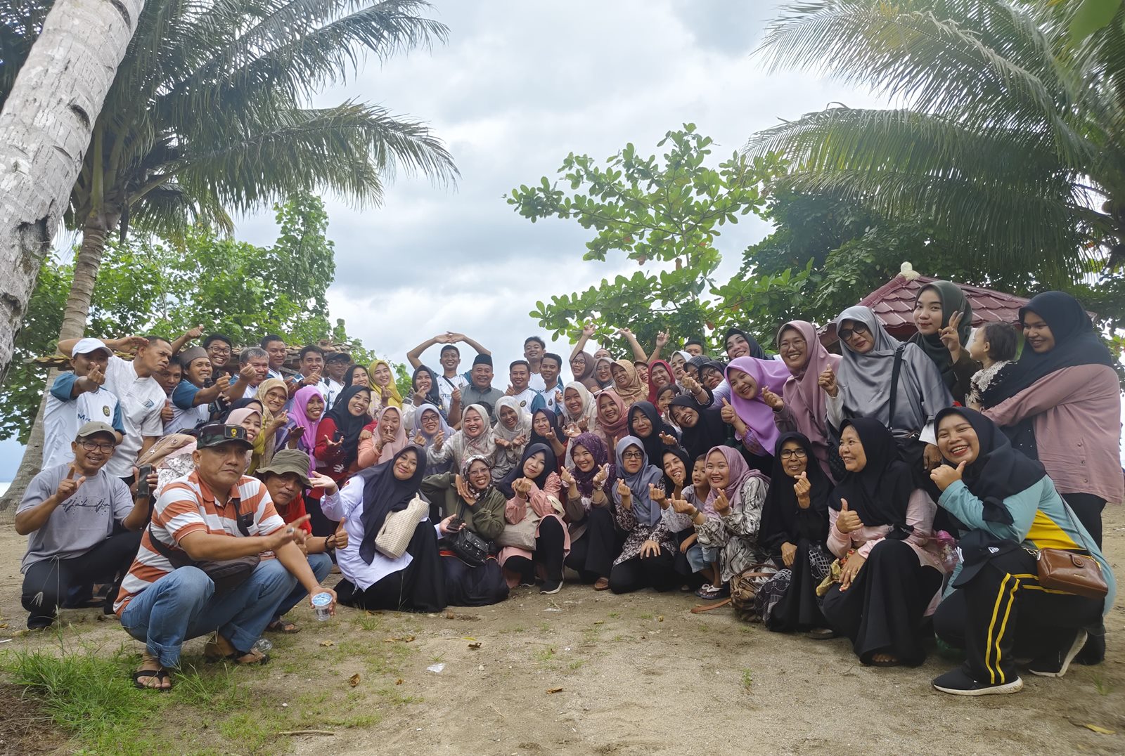 Family Gathering di Pantai Pesesekh Khikit, MTsN 1 Tanggamus Pererat Silaturahmi Sambut Ramadan