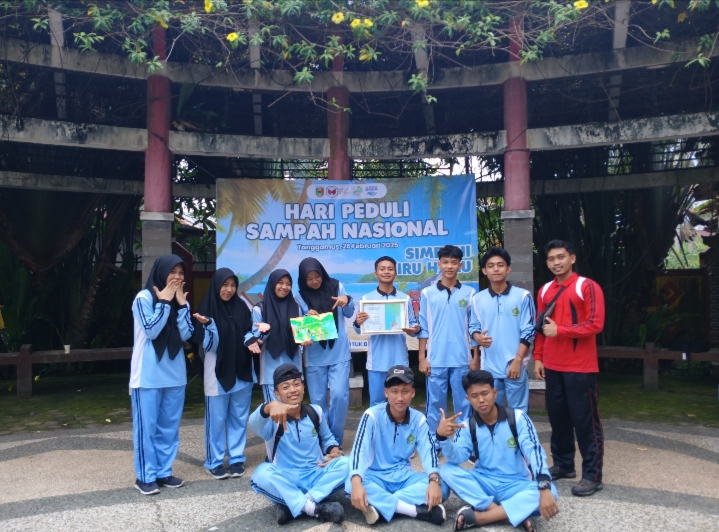 Peserta Didik MAN 1 Tanggamus Ikuti Kegiatan Hari Peduli Sampah Nasional dan Lomba Lukis di Muara Indah Kota Agung