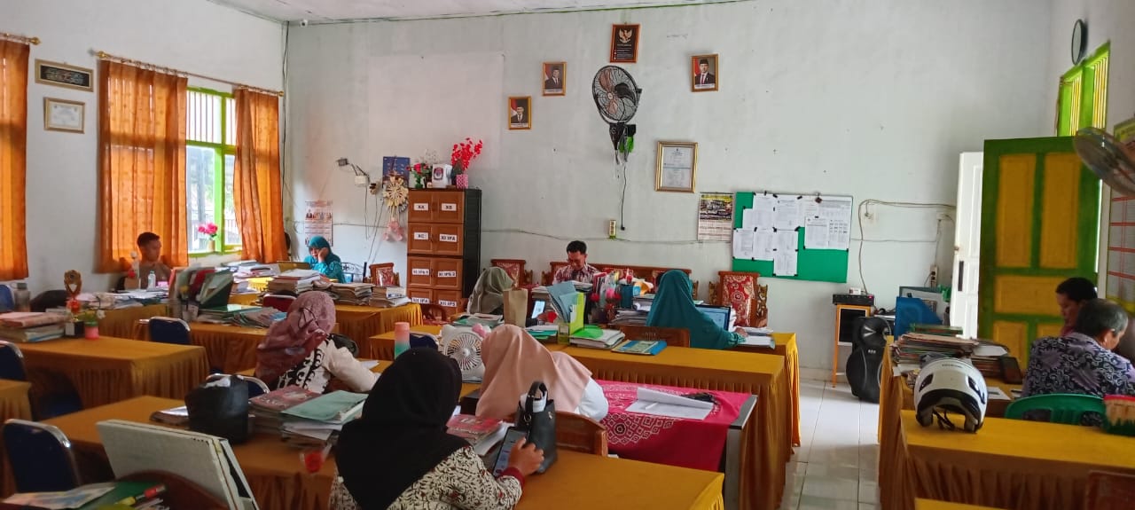 Kepala MAN 1 Way Kanan Pimpin Rapat Persiapan Asesmen Madrasah