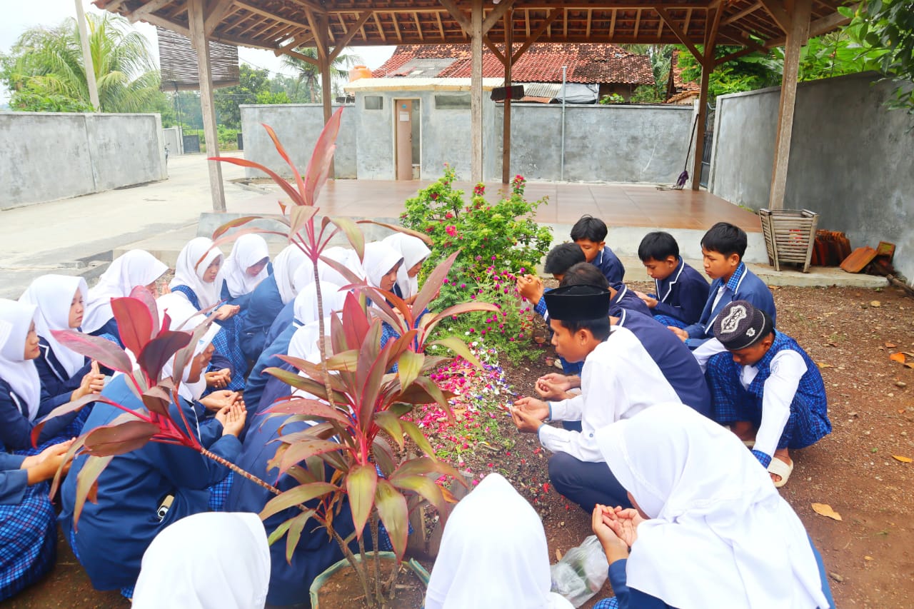Dalam Rangka Menuju Millad ke 28 dan Menjelang Ramadhan Osis MTsN 1 Pesawaran Ziarah ke Makam tokoh pendiri Madrasah