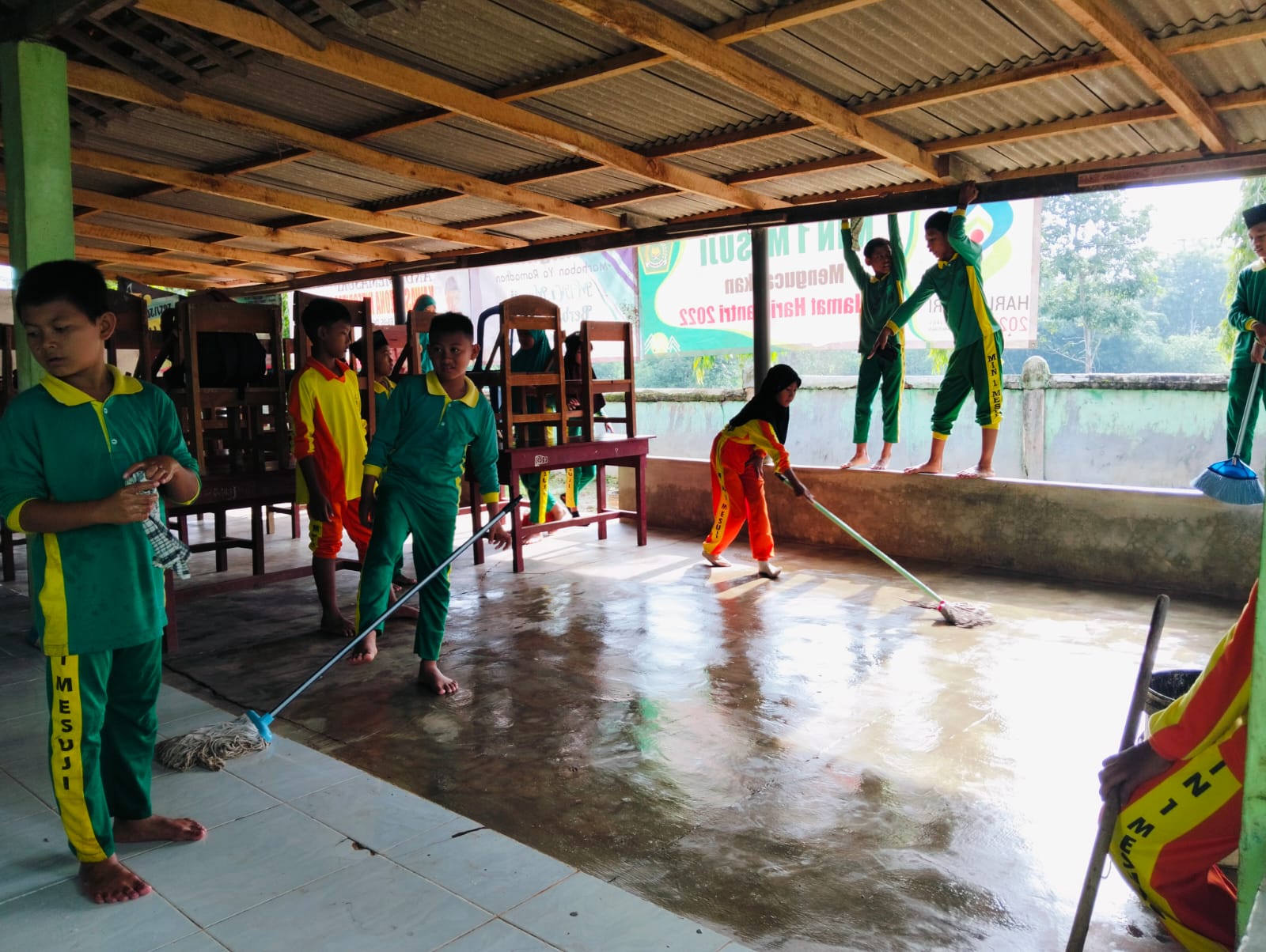 Siswa MIN 1 Mesuji Gotong Royong Bersihkan Tempat Ibadah Sambut Bulan Suci Ramadhan