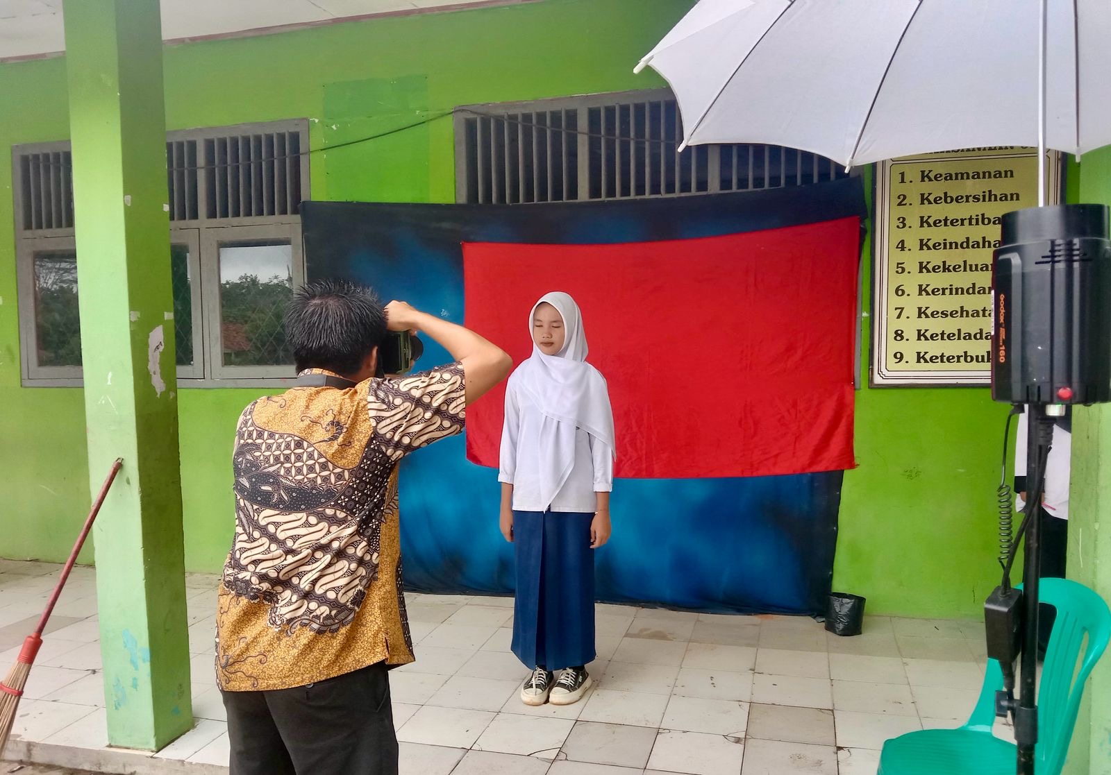 Siswa Kelas IX MTsN 2 Way Kanan Lakukan Pengambilan Foto Ijazah