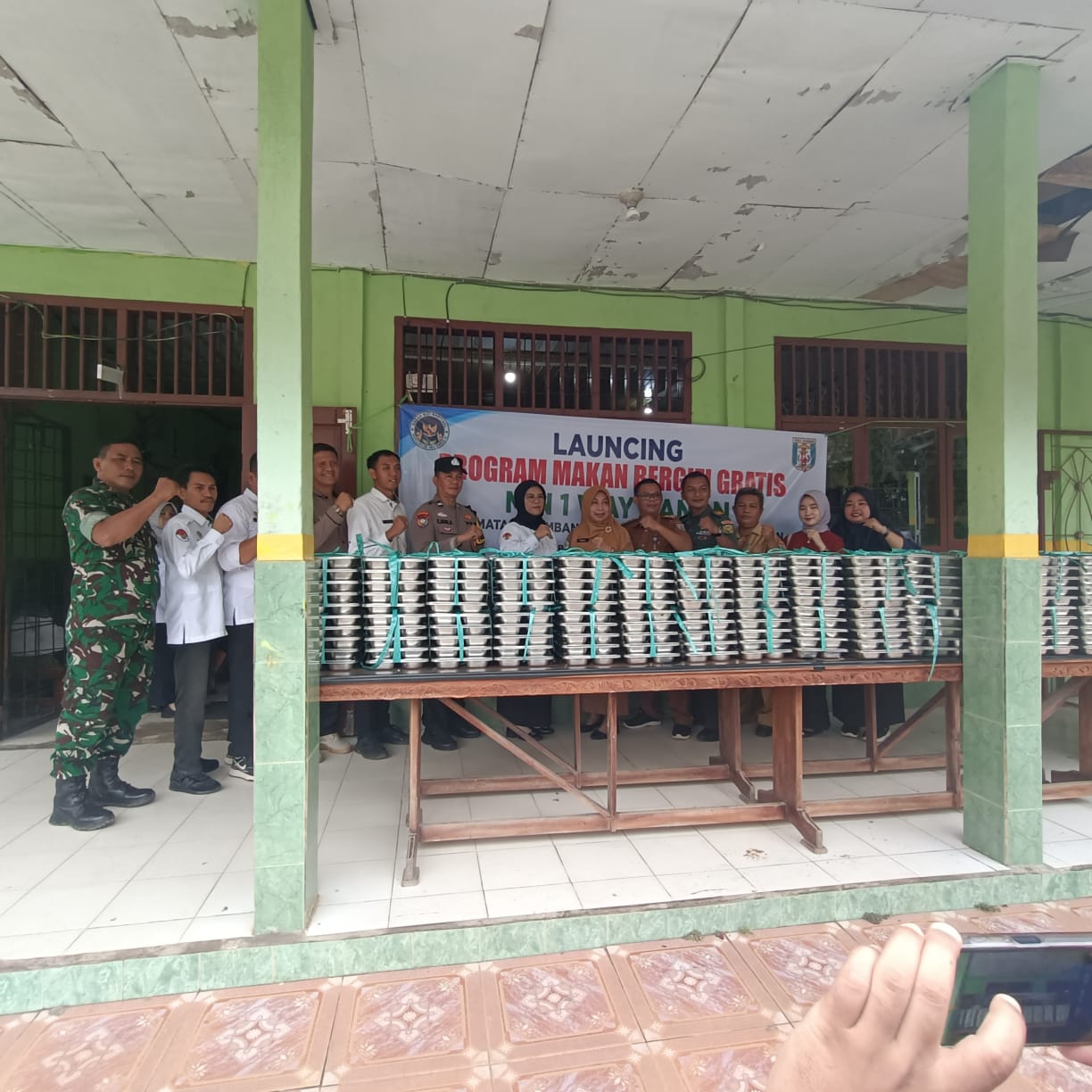 Launching MBG di MIN 1 Way Kanan berjalan Tertib dan Lancar
