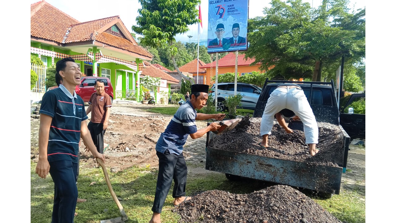 Pegawai Kantor Kementerian Agama Kabupaten Tanggamus Adakan Gotong Royong Menyambut Bulan Suci Ramadhan