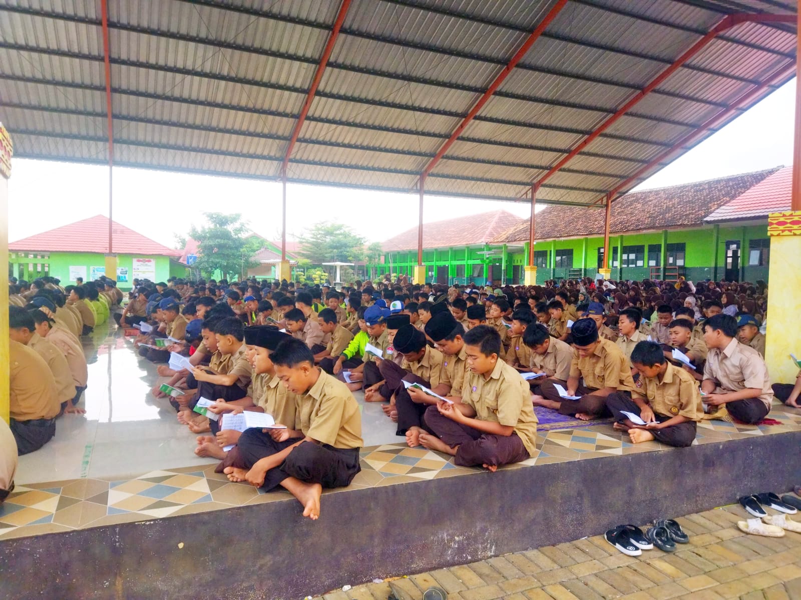 Seluruh Civitas Akademika MTsN 1 Pesawaran Laksanakan Shalat Dhuha dan Do’a  Bersama di Madrasah Jum'at Pertama Bulan Ramadhan
