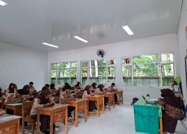 Hari Pertama Pelaksanaan PAT MAN 1 Tanggamus T.P 2024/2025 Berjalan Lancar
