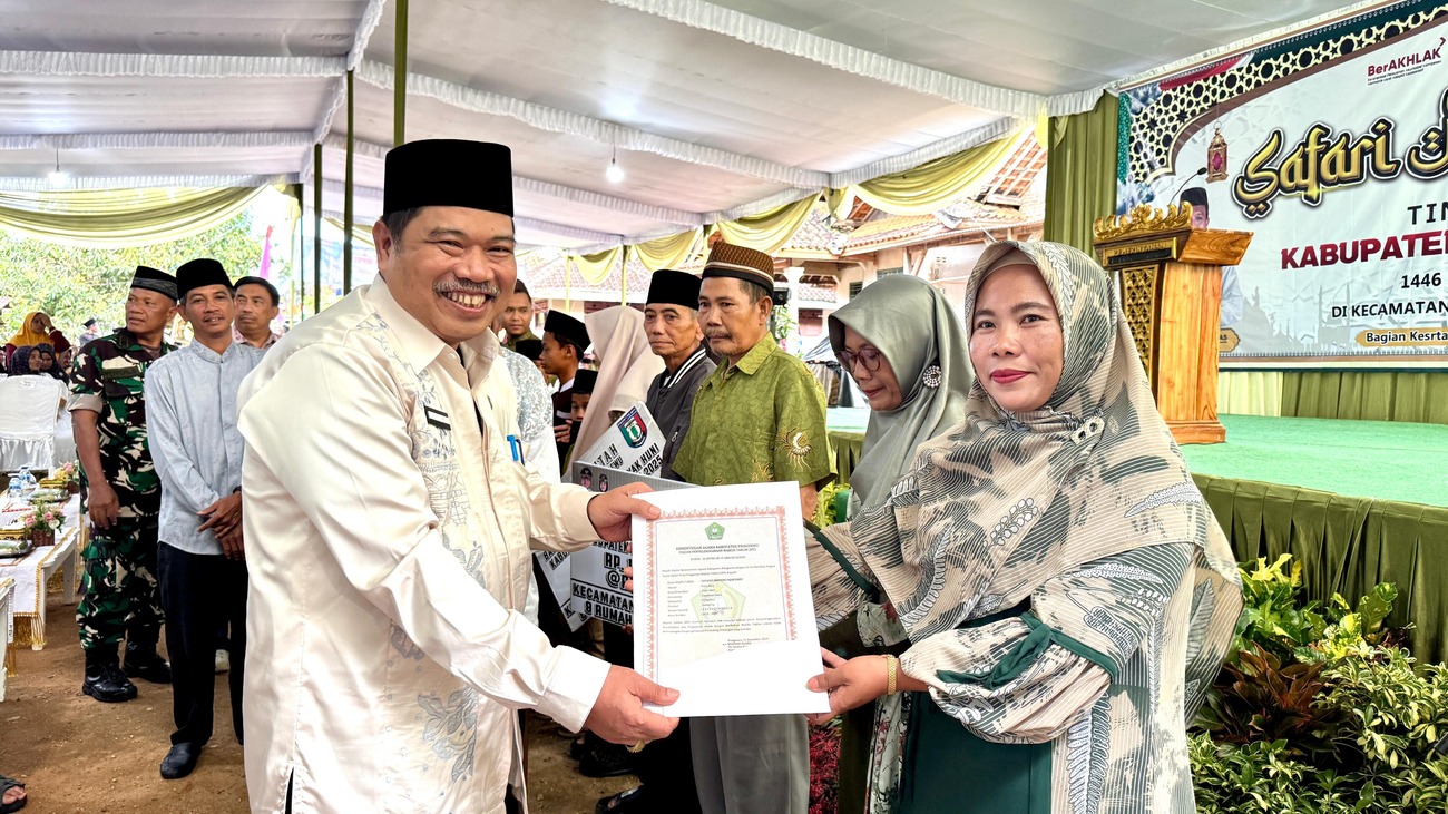 Plt, Ka.Kankemenag Pringsewu Serahkan Bantuan Al-Qur'an, Sertifikat Halal dan Ijop Majelis Taklim pada Safari Ramadhan Tingkat Kabupaten Pringsewu Tahun 1446 H