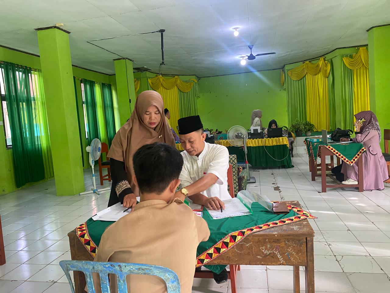 PPDB Hari Pertama, MTs Negeri 2 Tanggamus Dipadati Calon Siswa