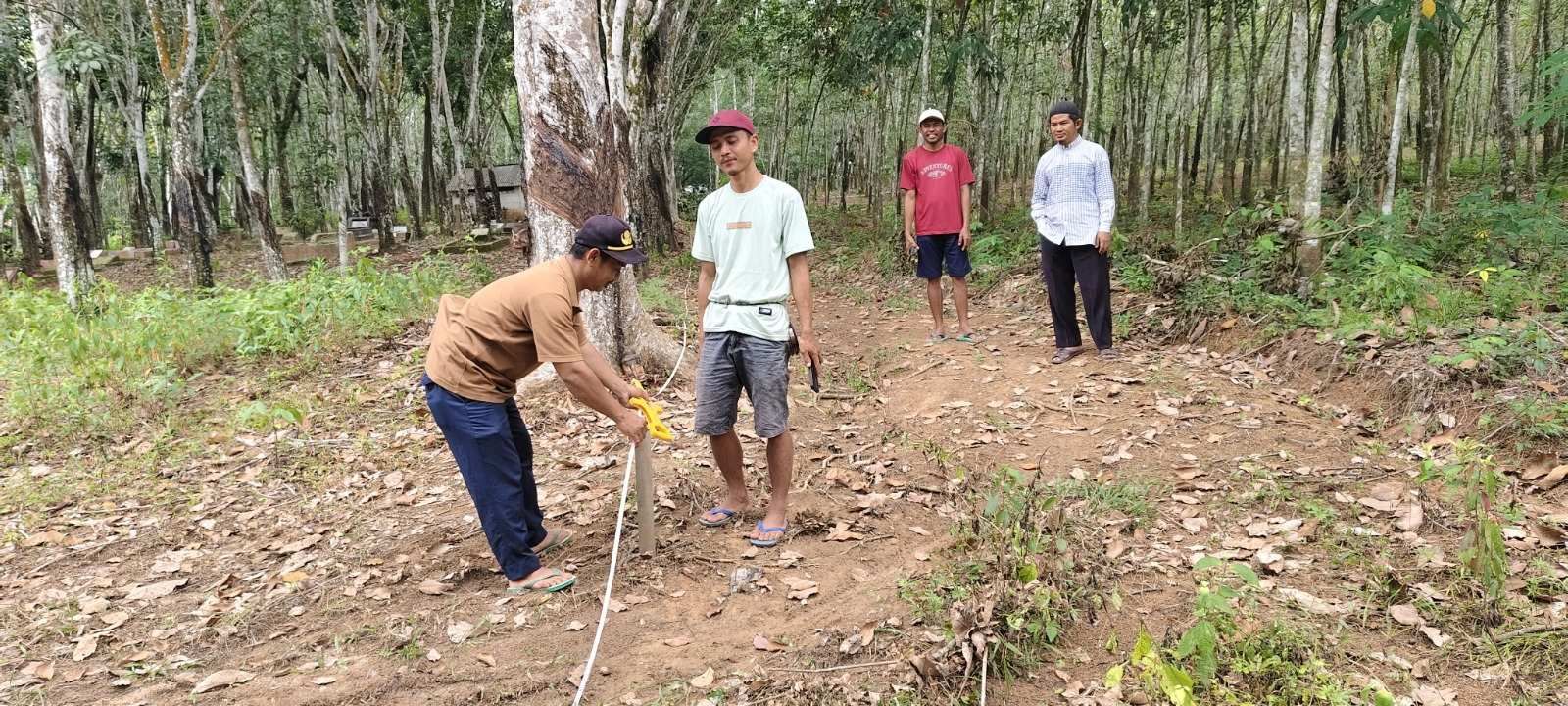Penyuluh Agama Islam KUA Pakuan Ratu Dampingi Pengukuran Tanah Makam Kampung Bhakti Negara