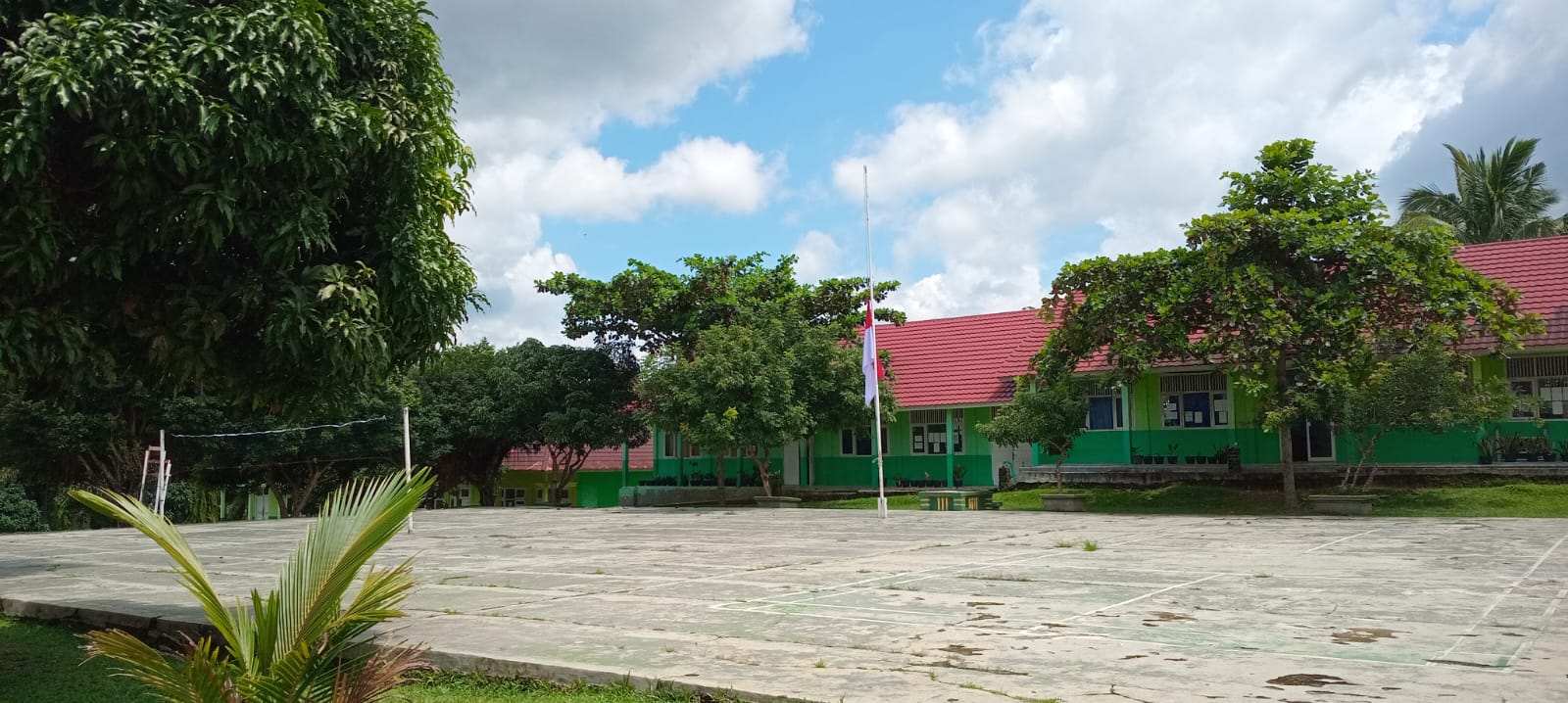 MAN 1 Way Kanan Kibarkan Bendera Setengah Tiang sebagai Tanda Berkabung atas Wafatnya Bupati Way Kanan