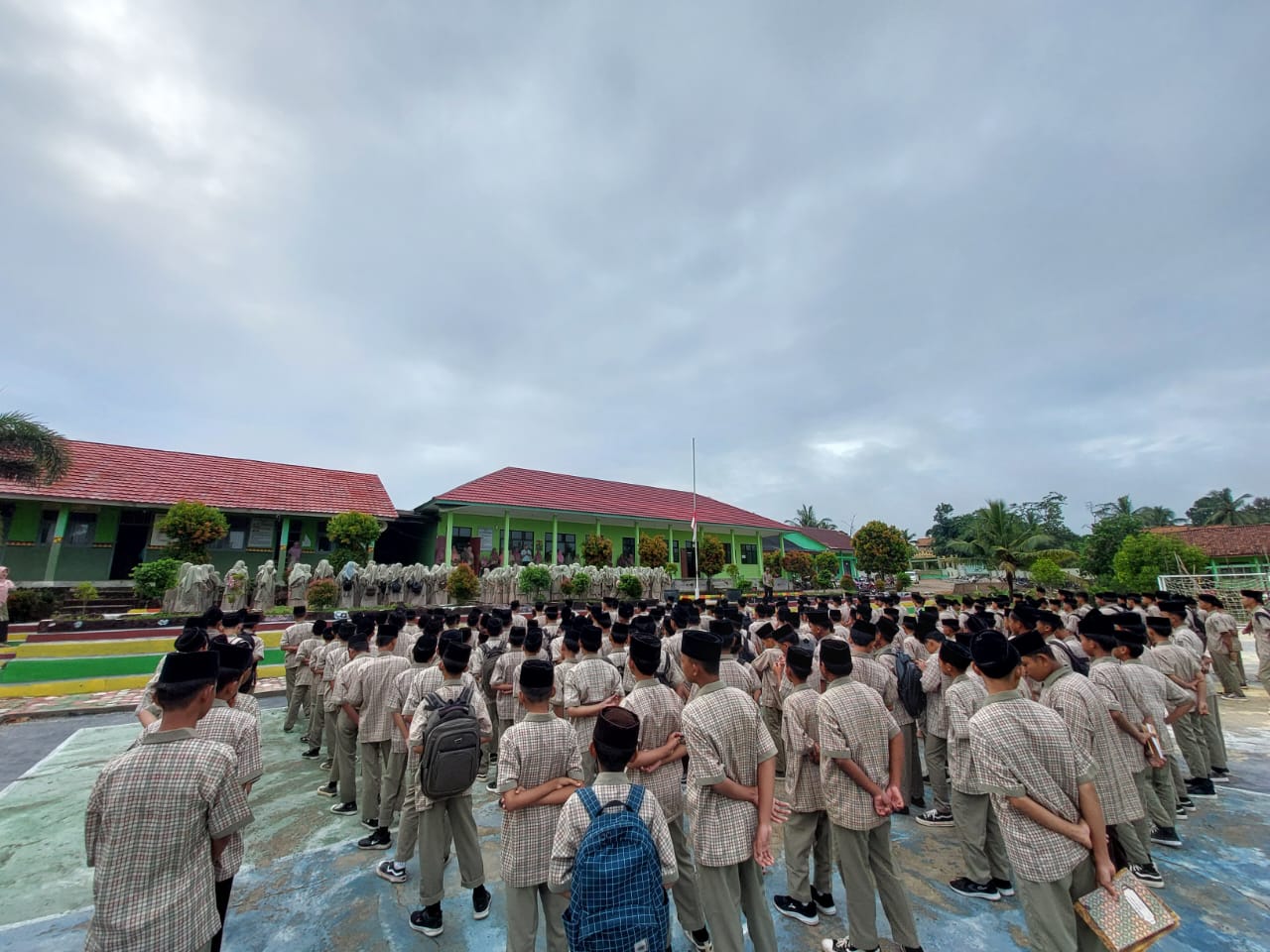 MTsN 2 Way Kanan Gelar Apel Pembukaan LUM Kelas IX dan Mid Semester Genap Kelas VII & VIII