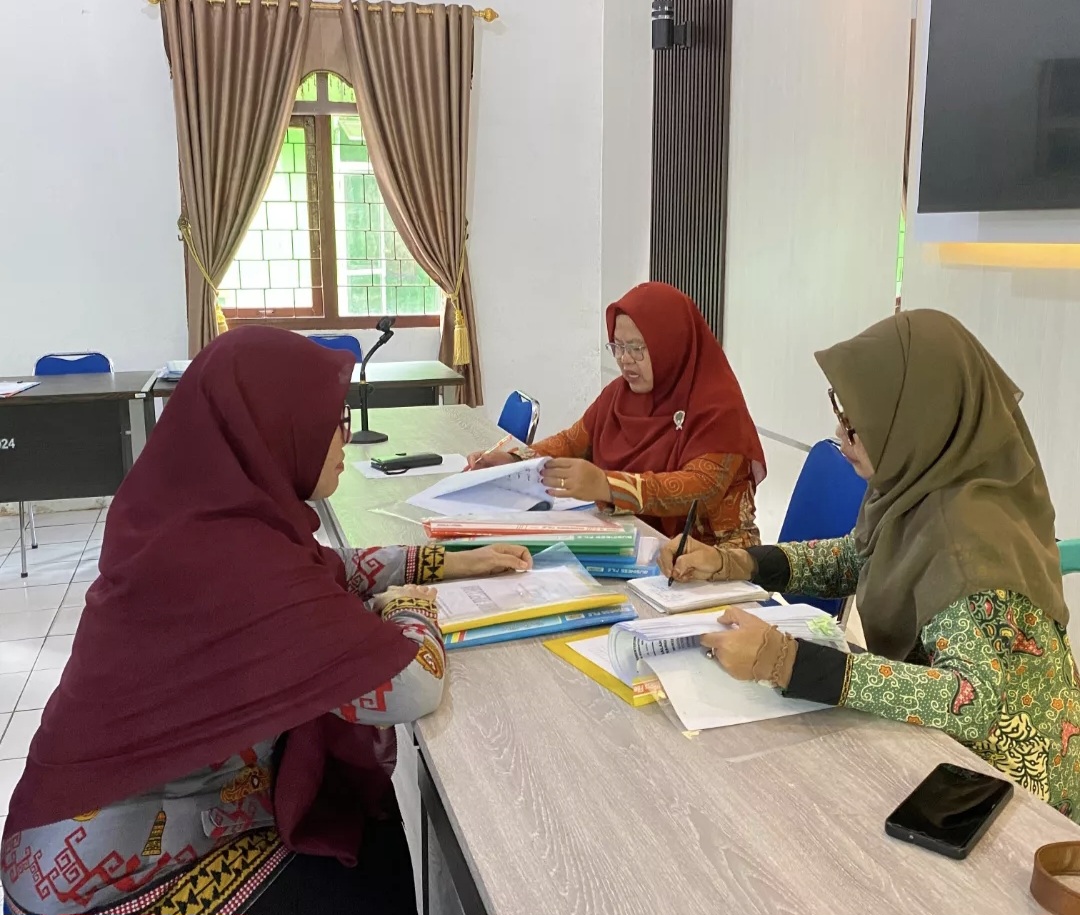 Siap UM, Pengawas Madrasah Melakukan Verifikasi Kisi-kisi dan Soal Ujian Madrasah di MAN 1 Tanggamus 
