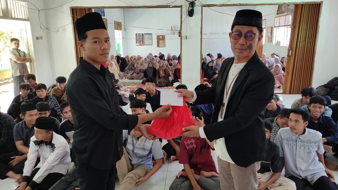 Penyaluran Zakat Fitrah di MAN 1 Way Kanan: Meringankan Beban Warga dan Siswa Kurang Mampu