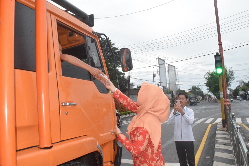 DWP Kemenag Tulang Bawang Bagikan 250 Paket Takjil, Wujud Kepedulian Kepada Masyarakat