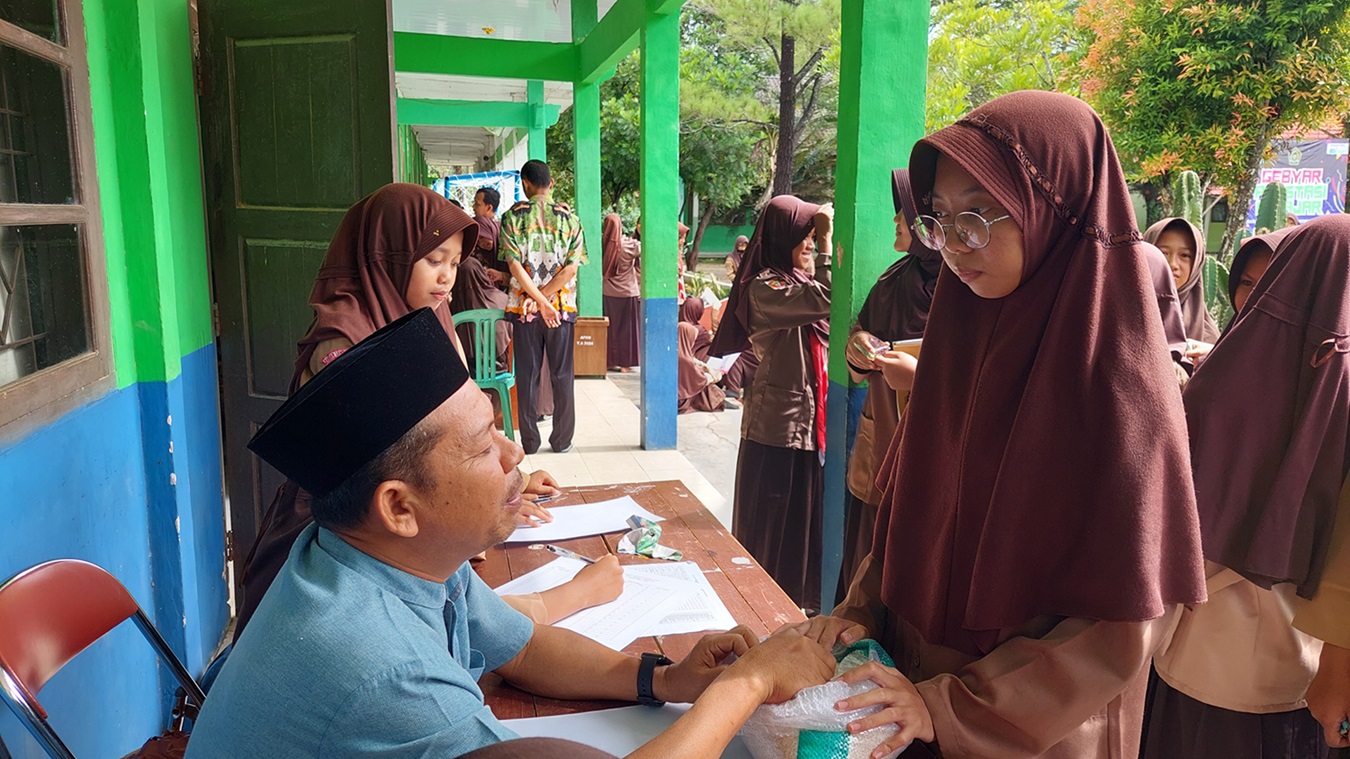 Pengumpulan Zakat Fitrah MTsN 1 Mesuji