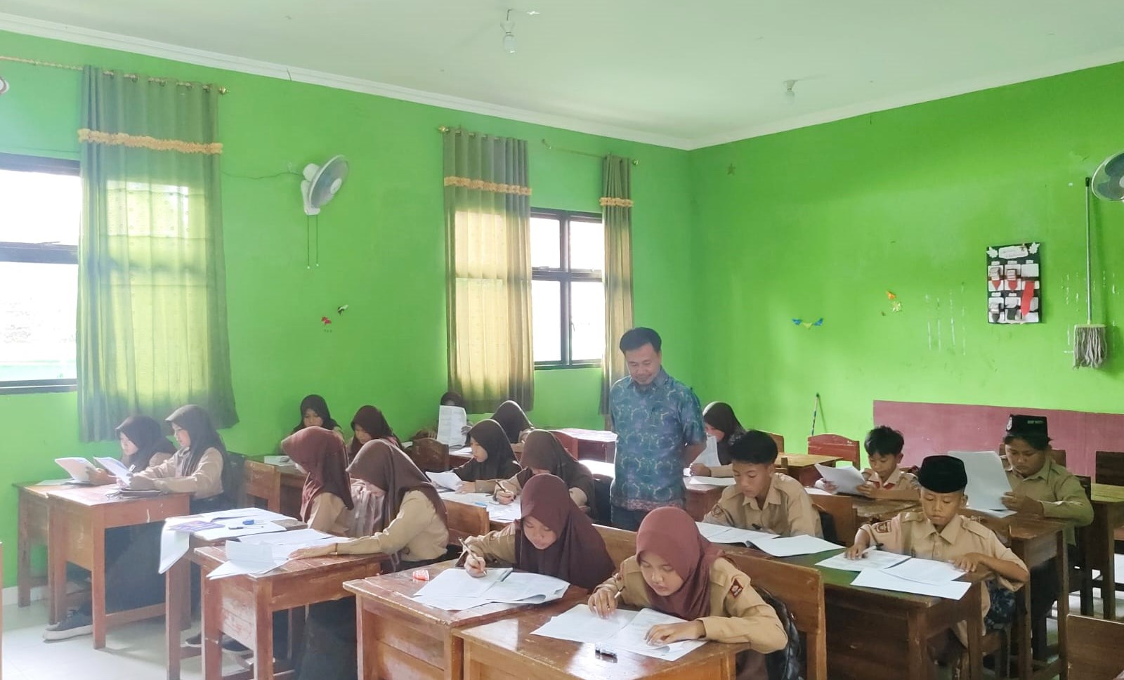 103 Peserta SPMB Kelas Unggul MTsN 1 Tanggamus Jalani Tes Akademik Tahap Akhir