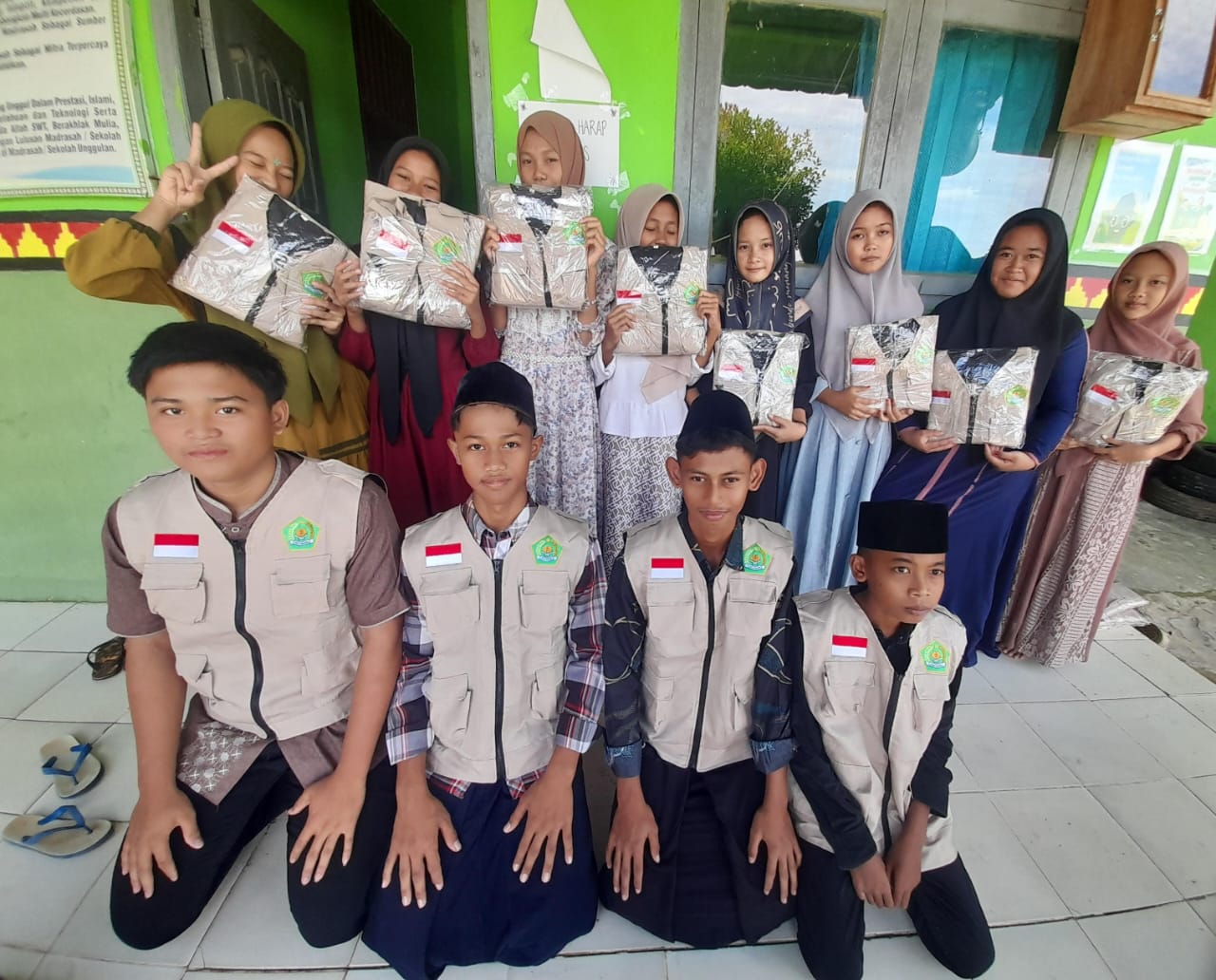 Penyerahan Rompi OSIM dan MPK MTsN 2 Way Kanan: Wujud Identitas Kepemimpinan Siswa