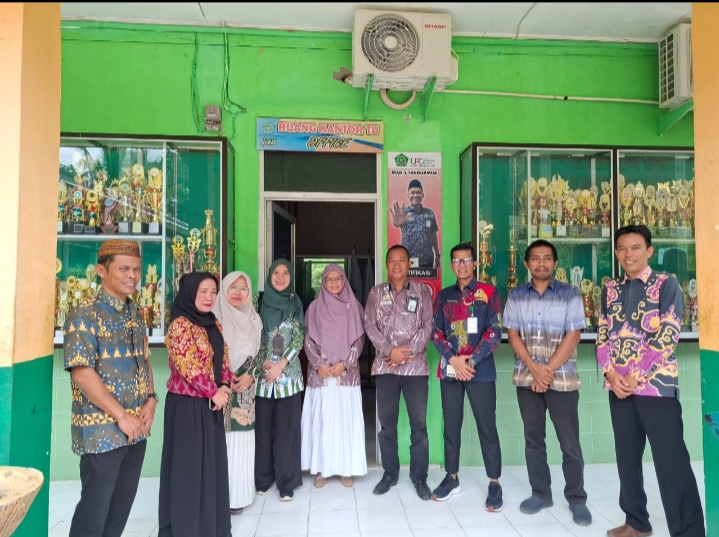 Pelaksanaan Ujian Madrasah (UM), Tim Kanwil Kemenag Provinsi Lampung Lakukan Monitoring di MAN 1 Tanggamus