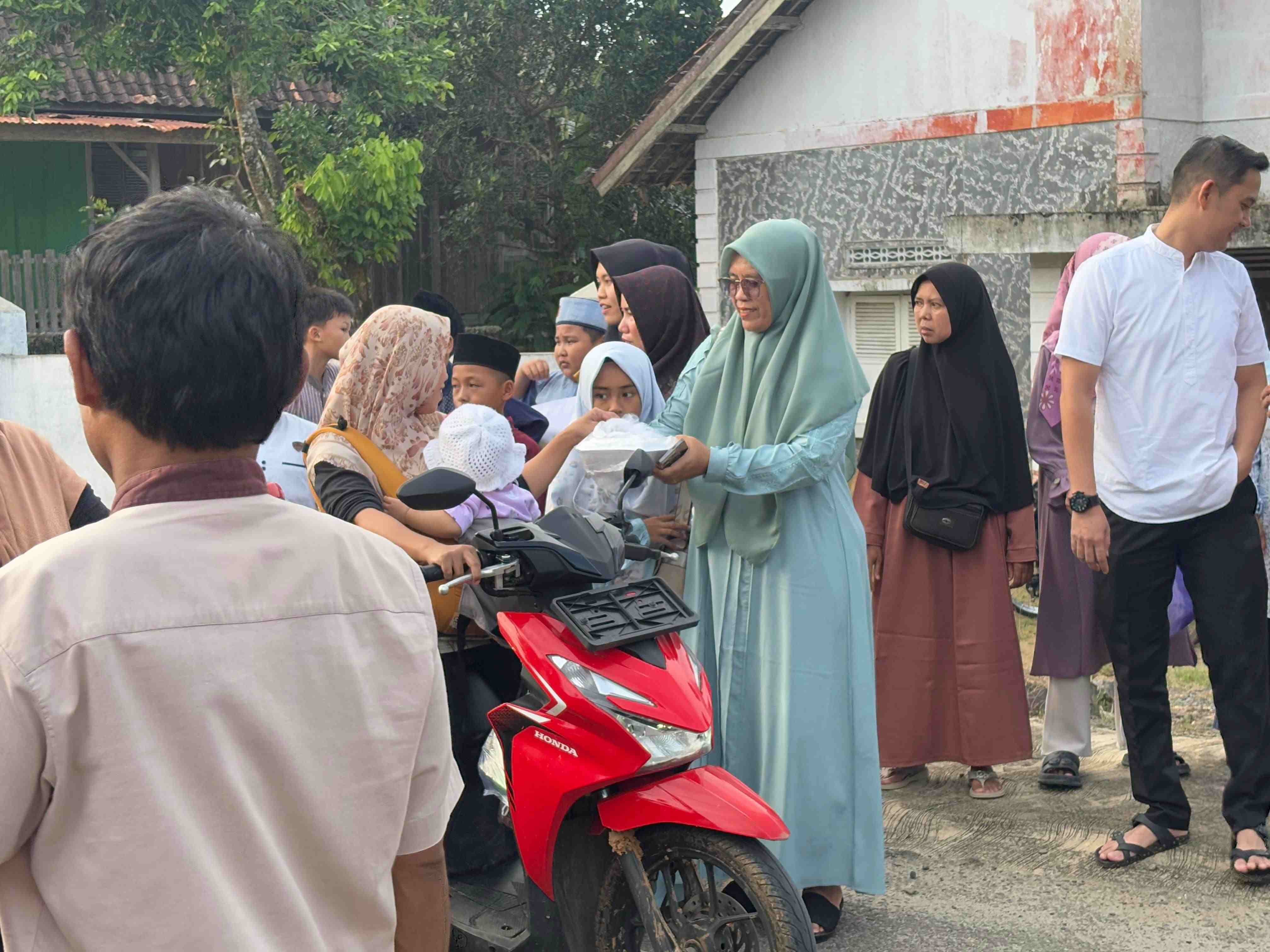 Tanamkan Nilai Kepedulian Sosial  dan Karakter pada siswa, MIN 1 Way Kanan adakan kegiatan  Pembagian Paket Takjil