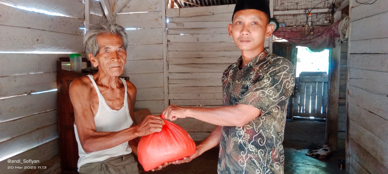 Siswa MTsN 2 Way Kanan Salurkan Zakat kepada Warga Sekitar dan Siswa yang Berhak