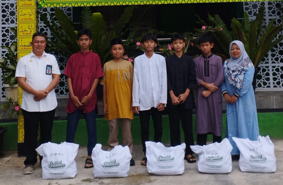 Kepala MTsN 1 Bandar Lampung Serahkan Bingkisan Festival Ramadhan Kemenag Kota Bandar Lampung