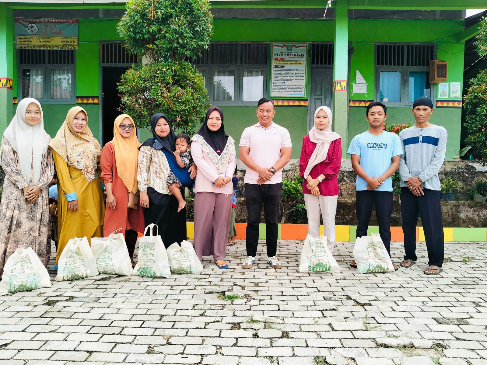 MTsN 2 Way Kanan Bagikan Paket Sembako sebagai Bentuk Kepedulian terhadap Guru dan Pegawai