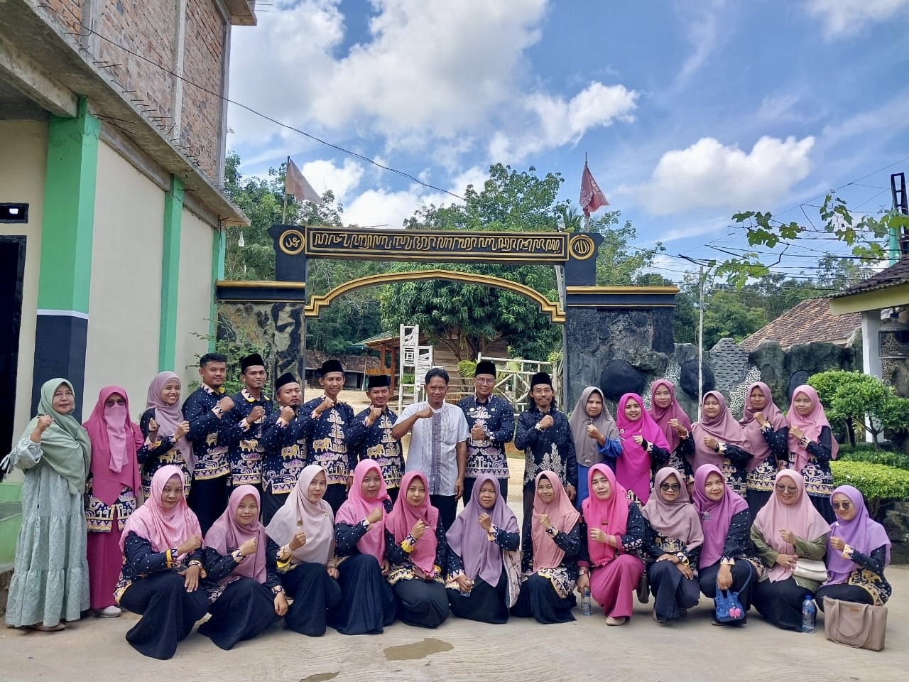 Pererat Ukhuwah, Guru dan Staf MTsN 2 Way Kanan Gelar Silaturahmi Halal Bihalal ke Dua Pesantren Mitra