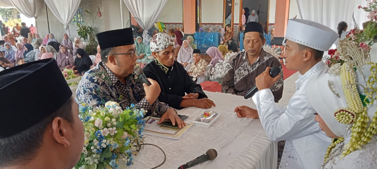 Kepala KUA Buay Bahuga pandu langsung akad nikah.