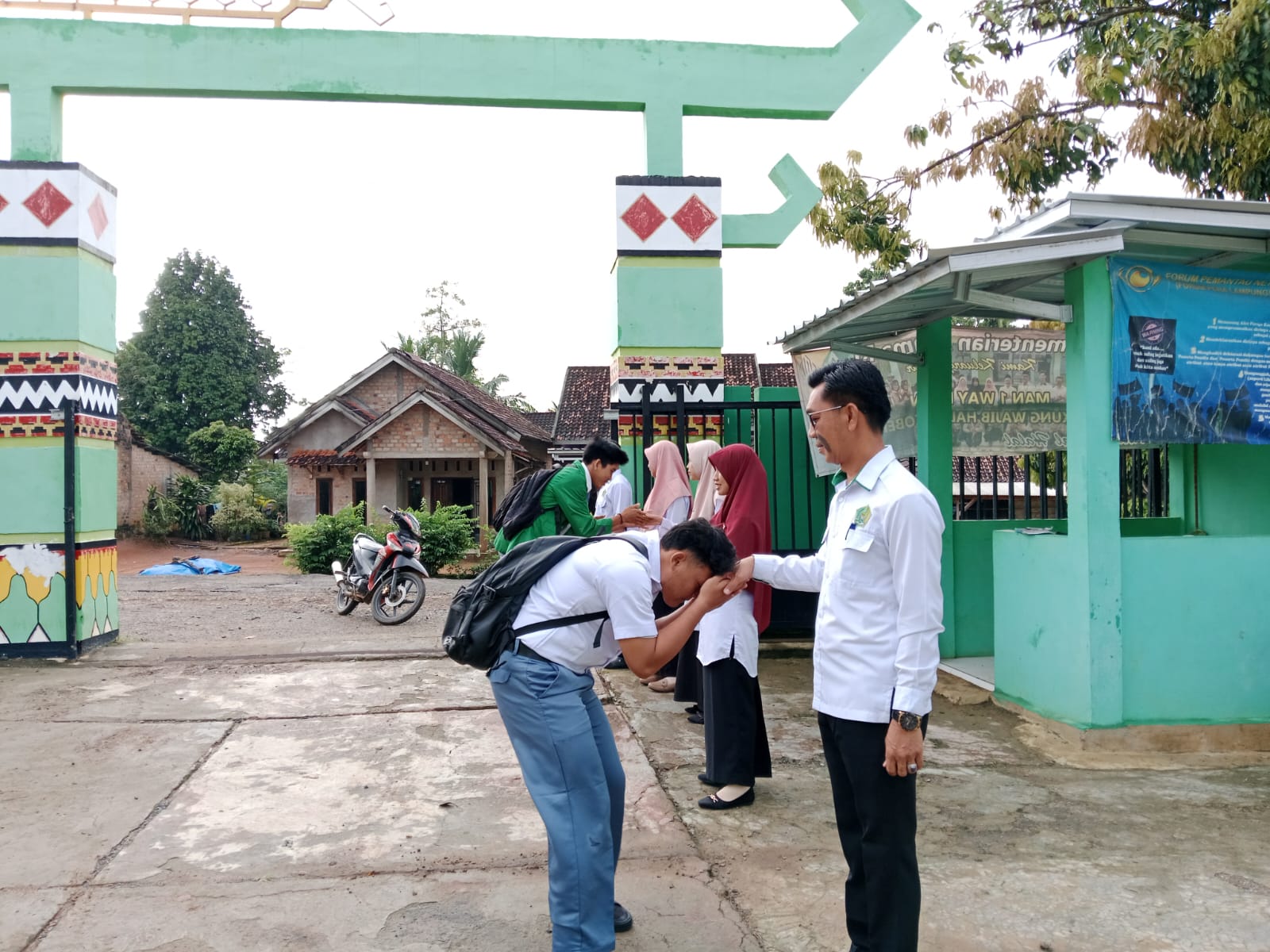 Penyambutan Siswa di Gerbang Madrasah: Upaya MAN 1 Way Kanan Menanamkan Nilai Disiplin dan Karakter Sejak Pagi Hari