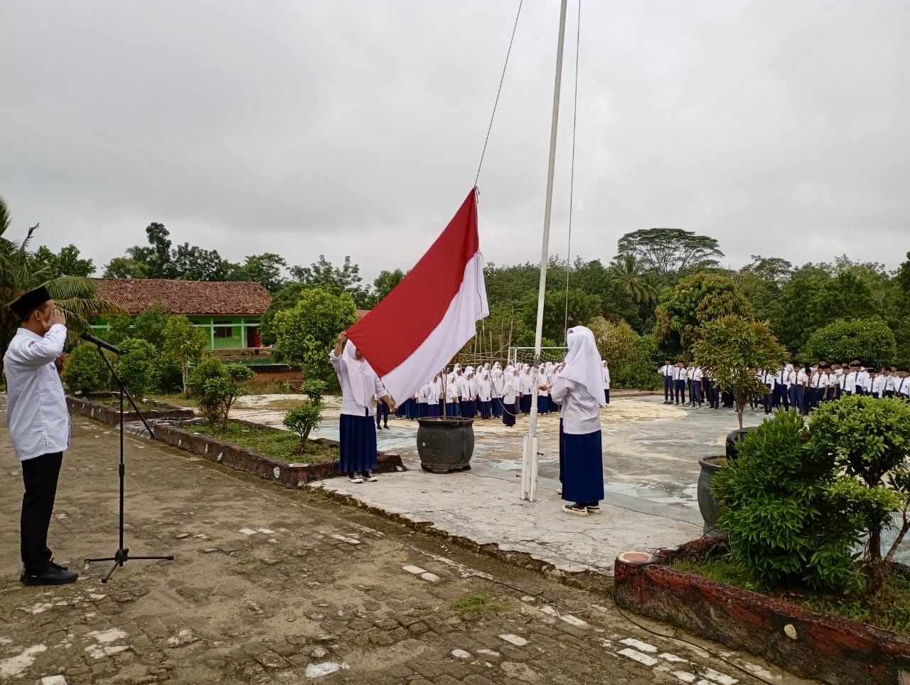 MTsN 2 Way Kanan Gelar Upacara Bendera, Pembina Tekankan Persiapan Ujian dan Pengembangan Diri