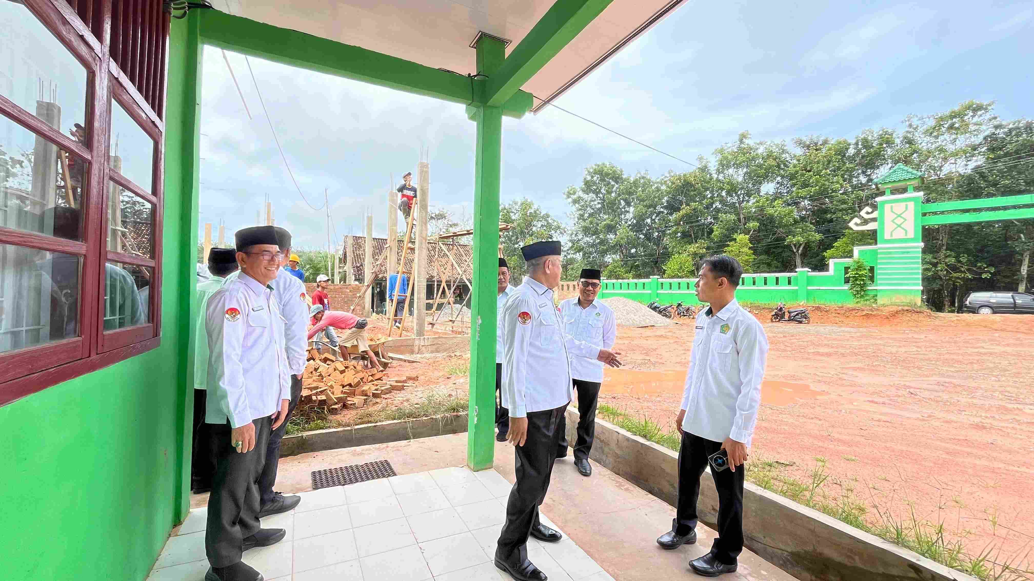 Plt Kakanwil Kemenag Lampung Tinjau Pembangunan Gedung SBSN KUA Blambangan Umpu