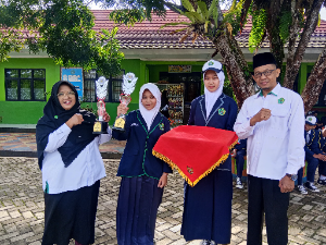 Upacara Perdana Pasca Idul Fitri, Desi Arisandi Ajak Siswa Tingkatkan Semangat dan Jaga Lingkungan Madrasah