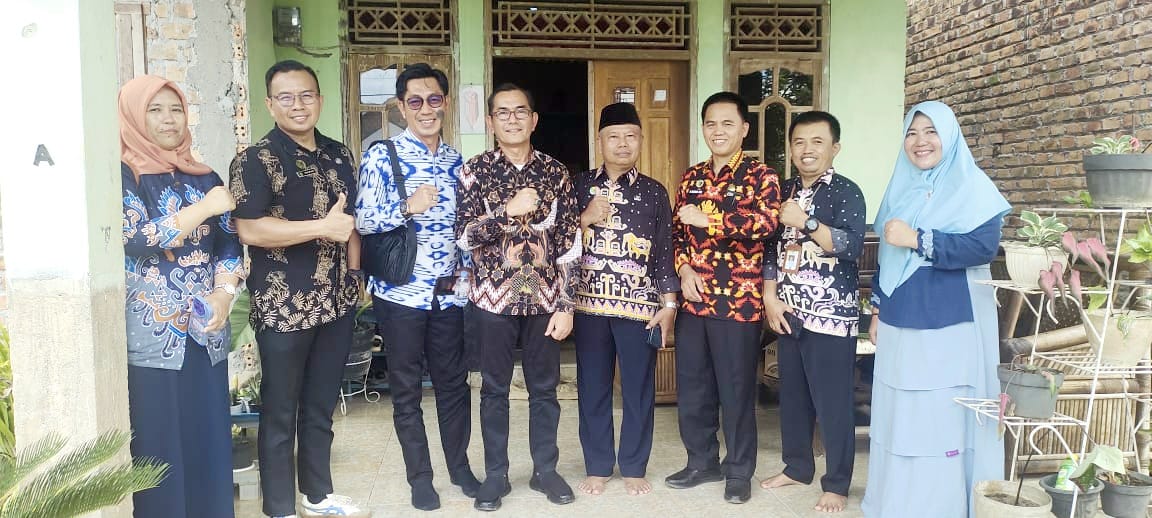 Kepala MTsN 2 Way Kanan Turut Ikut Serahkan Tali Asih kepada Keluarga Korban Kebakaran di Kedondong