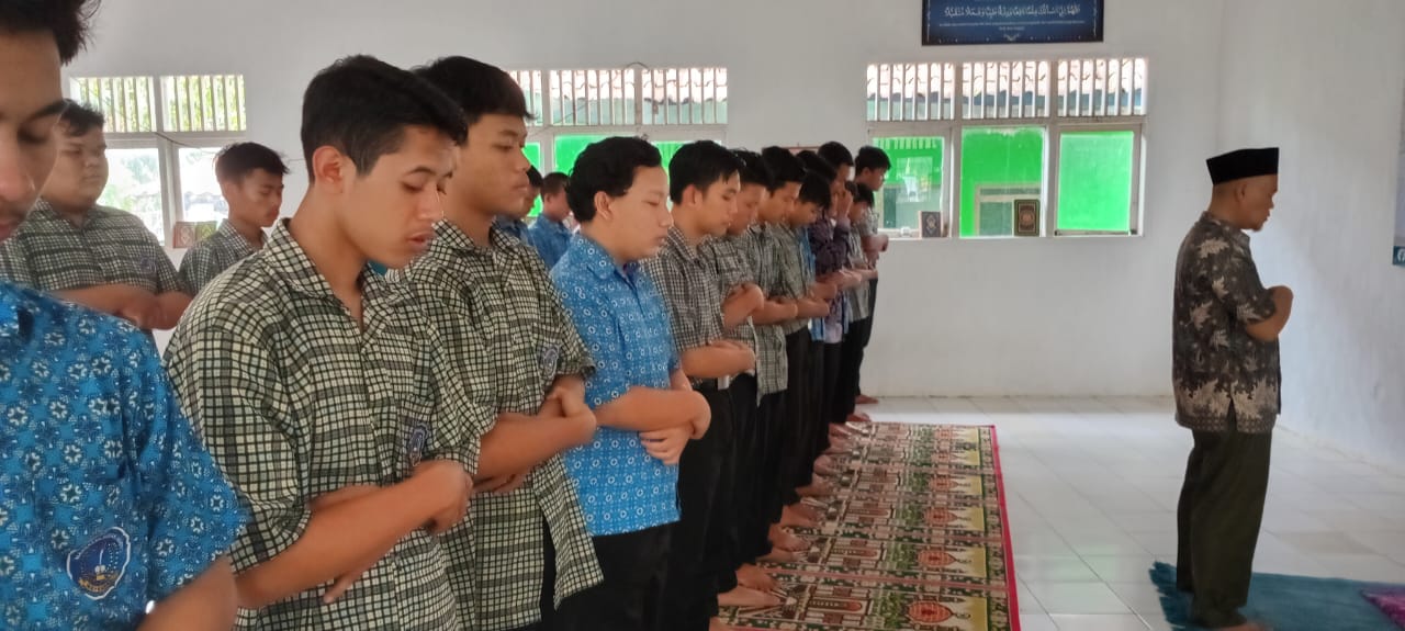 Integrasi Pendidikan Agama dan Karakter melalui Program Sholat Zuhur Berjamaah dan Kultum Siswa