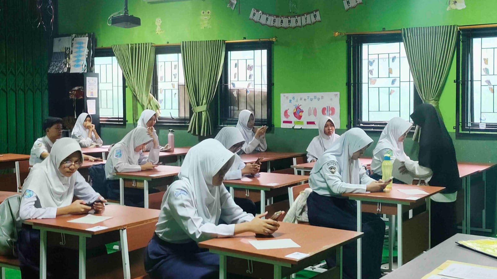 Semangat Tinggi Siswa MTsN 1 Tanggamus di Hari Pertama Ujian Madrasah, Hujan Tak Menghalangi Mereka