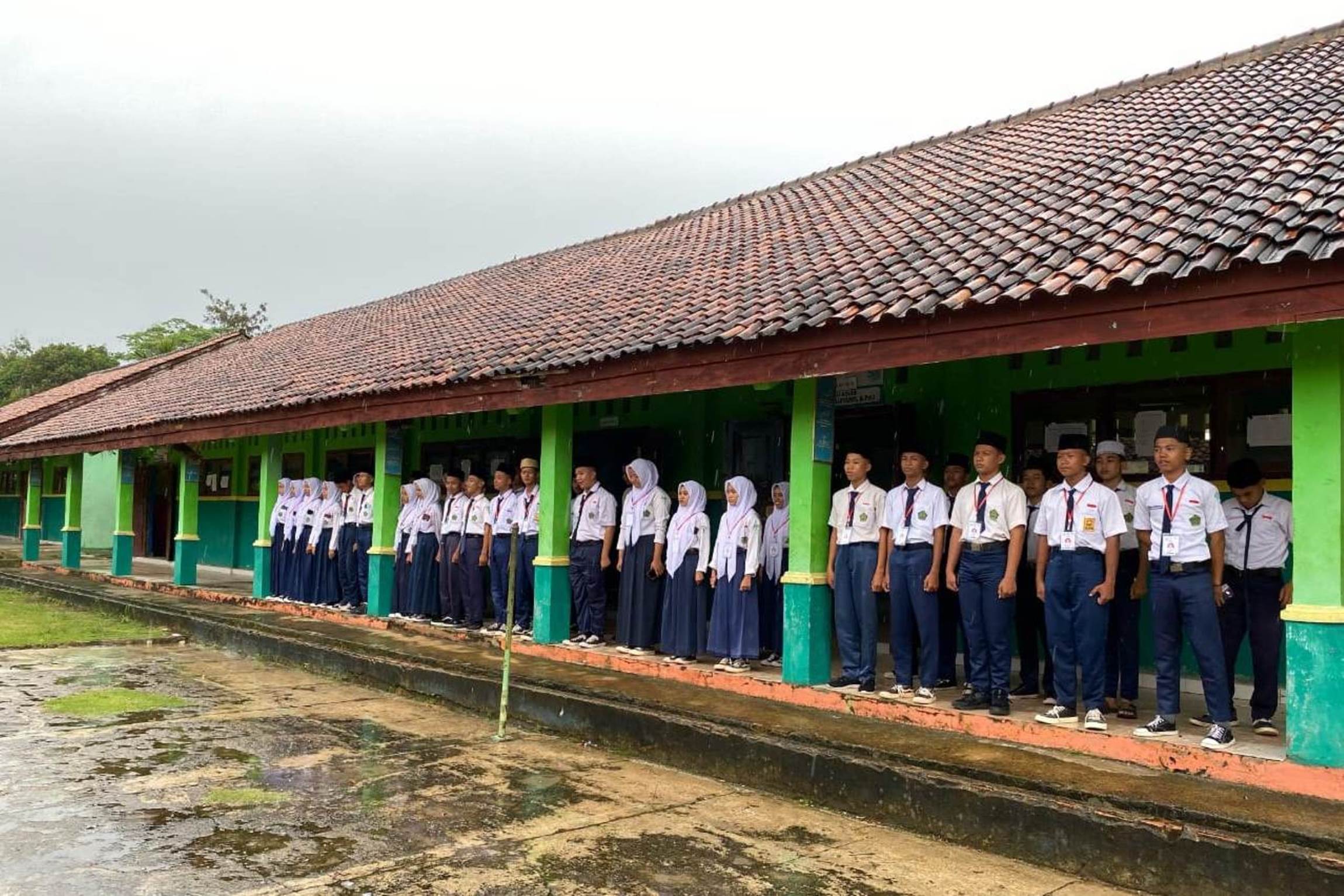 Hujan Tak Surutkan Semangat, Siswa MTsN 2 Way Kanan Kampus 2 Hadapi Ujian Madrasah dengan Disiplin