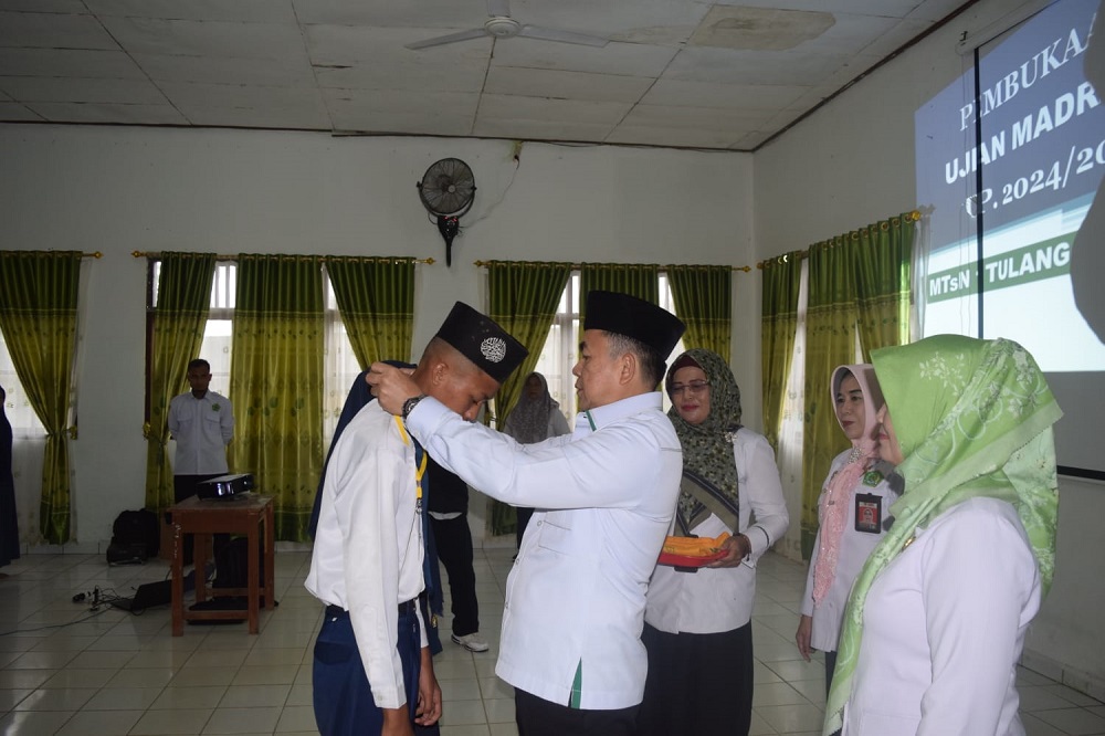 Buka Ujian UM 2025 Kakankemenag Tulang Bawang Tekankan  Siswa Terapkan Nilai Kejujuran dan Disiplin