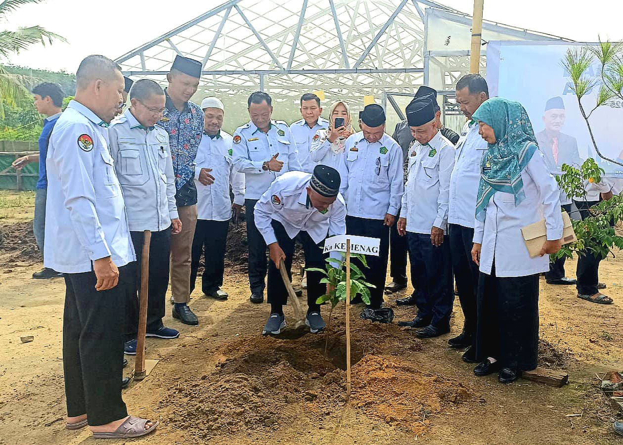 Peringati Hari Bumi, Kemenag Tubaba Lakukan Penanaman Sejuta Pohon Matoa