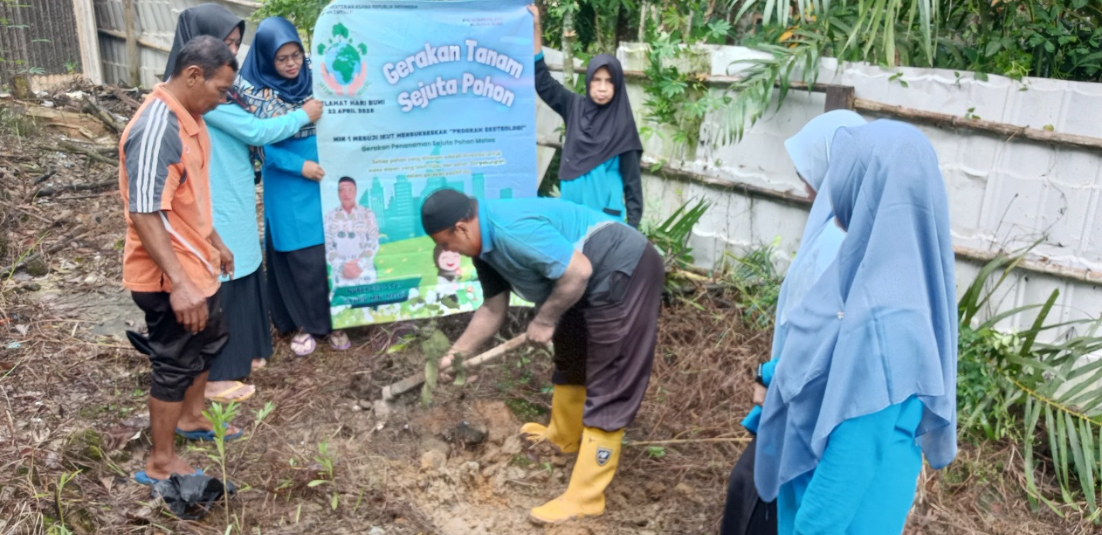 Peringati Hati Bumi dan GEMA SETAON (Gerakan Menanam Sejuta Pohon) Kemenag, Siswa, Guru dan Pegawai MIN 1 Mesuji Tanam Pohon Matoa