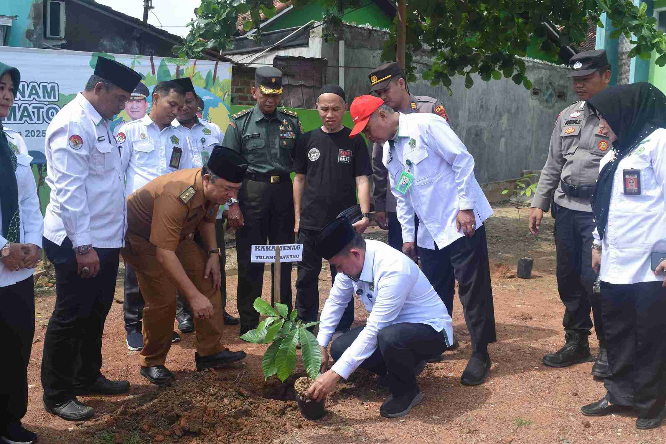 Peringati Hari Bumi, Kakankemenag Tulang Bawang Sukseskan Gerakan Penanaman Satu Juta Pohon Matoa