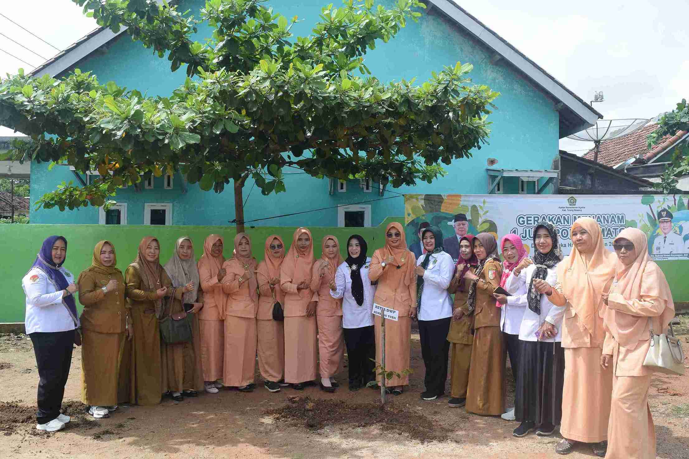 Sukseskan Gerakan Penanaman Satu Juta Pohon Matoa, Ketua DWP Netty; Tanam Matoa untuk Masa Depan dan Hijaukan Bumi