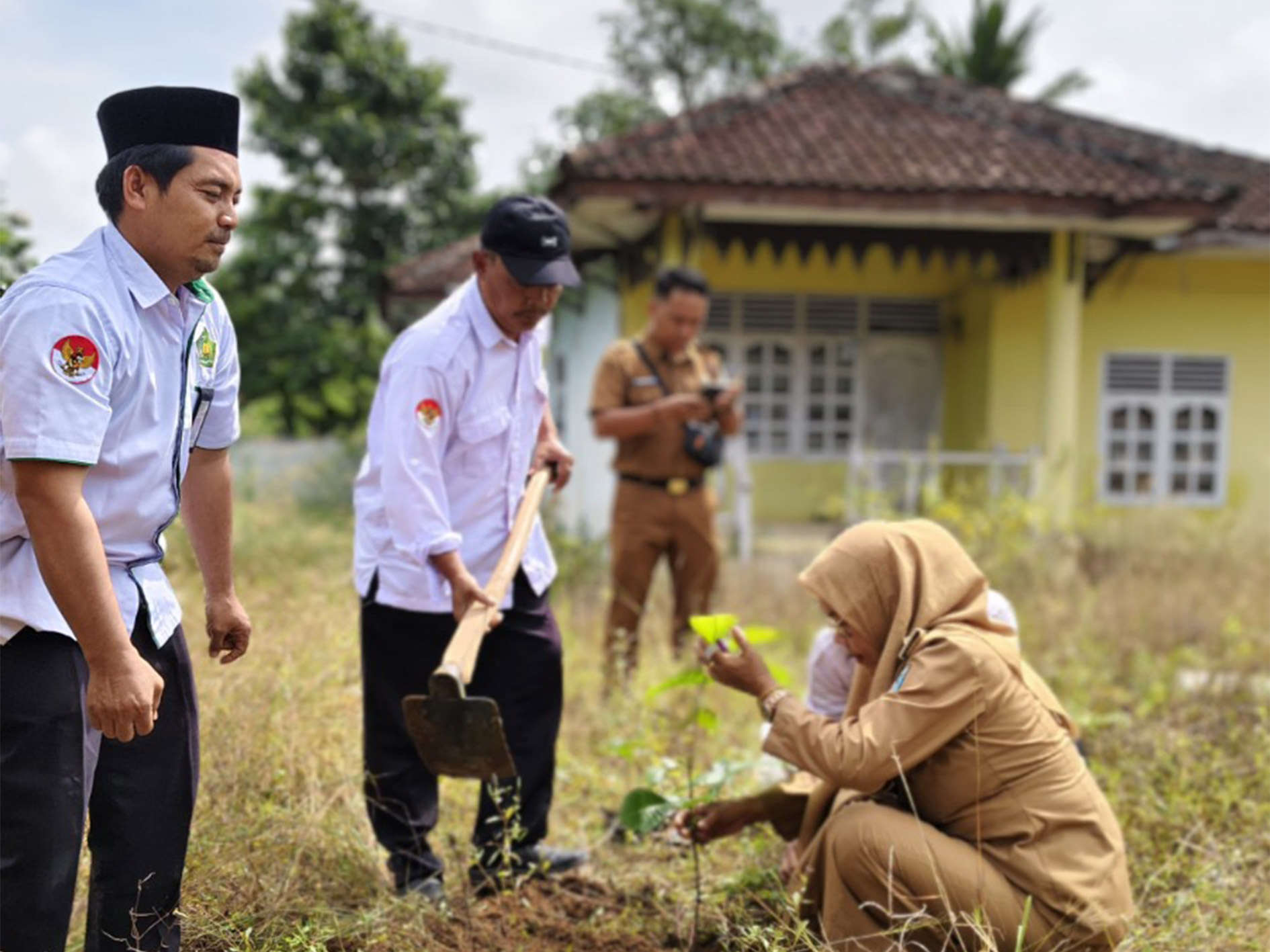 Peringati Hari Bumi, KUA Pakuan Ratu dan Camat Kolaborasi Sukseskan Gerakan Tanam 1 Juta Pohon Matoa