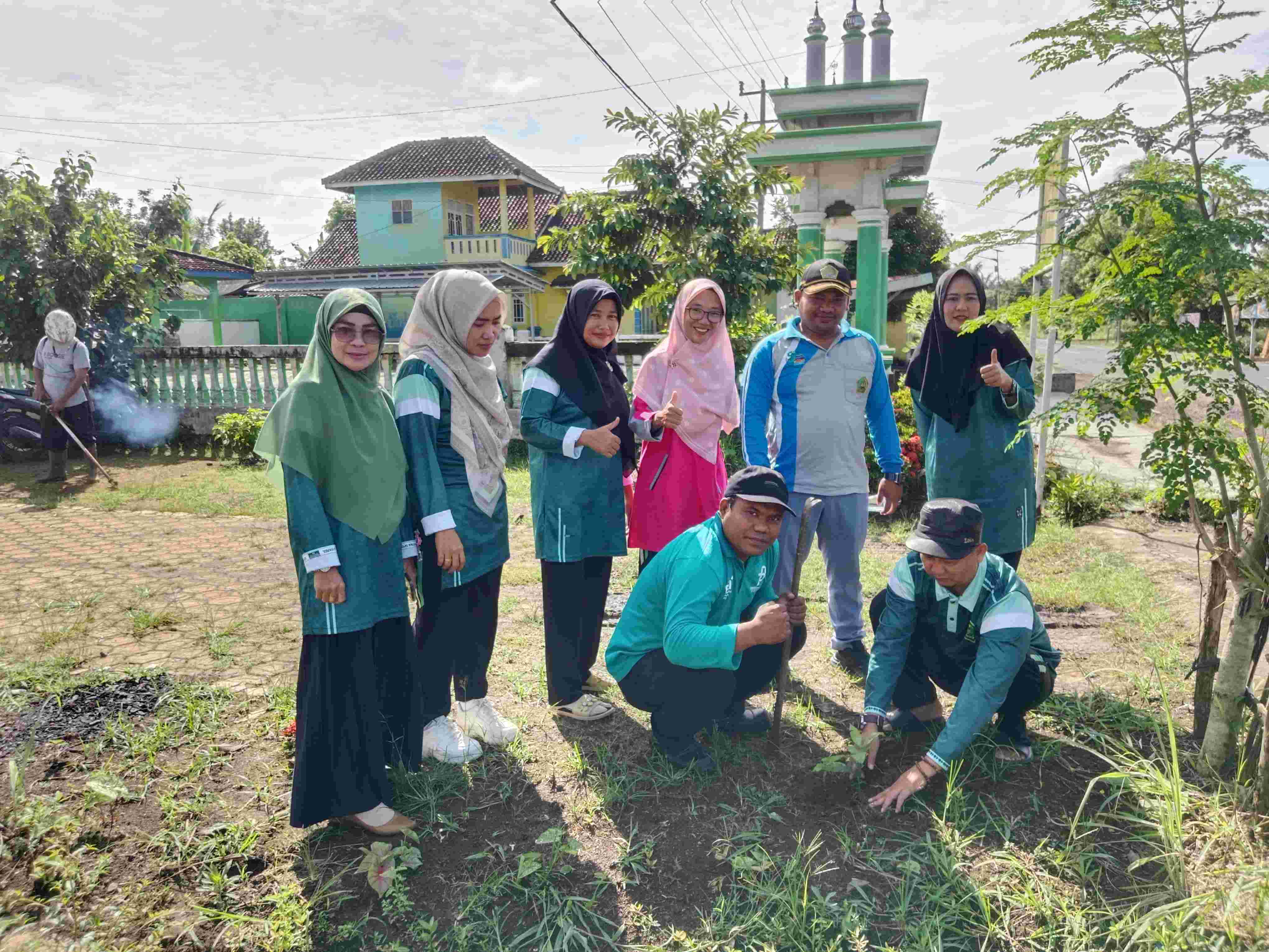 Hari Bumi, KUA Gula Tanam 15 Varietas Matoa.