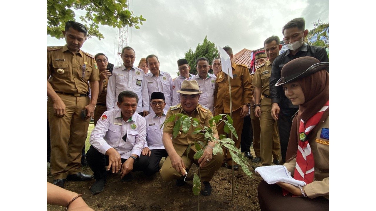 Semangat Hijau di Hari Bumi: Bupati Tanggamus Tanam Pohon Matoa di Kantor Kemenag