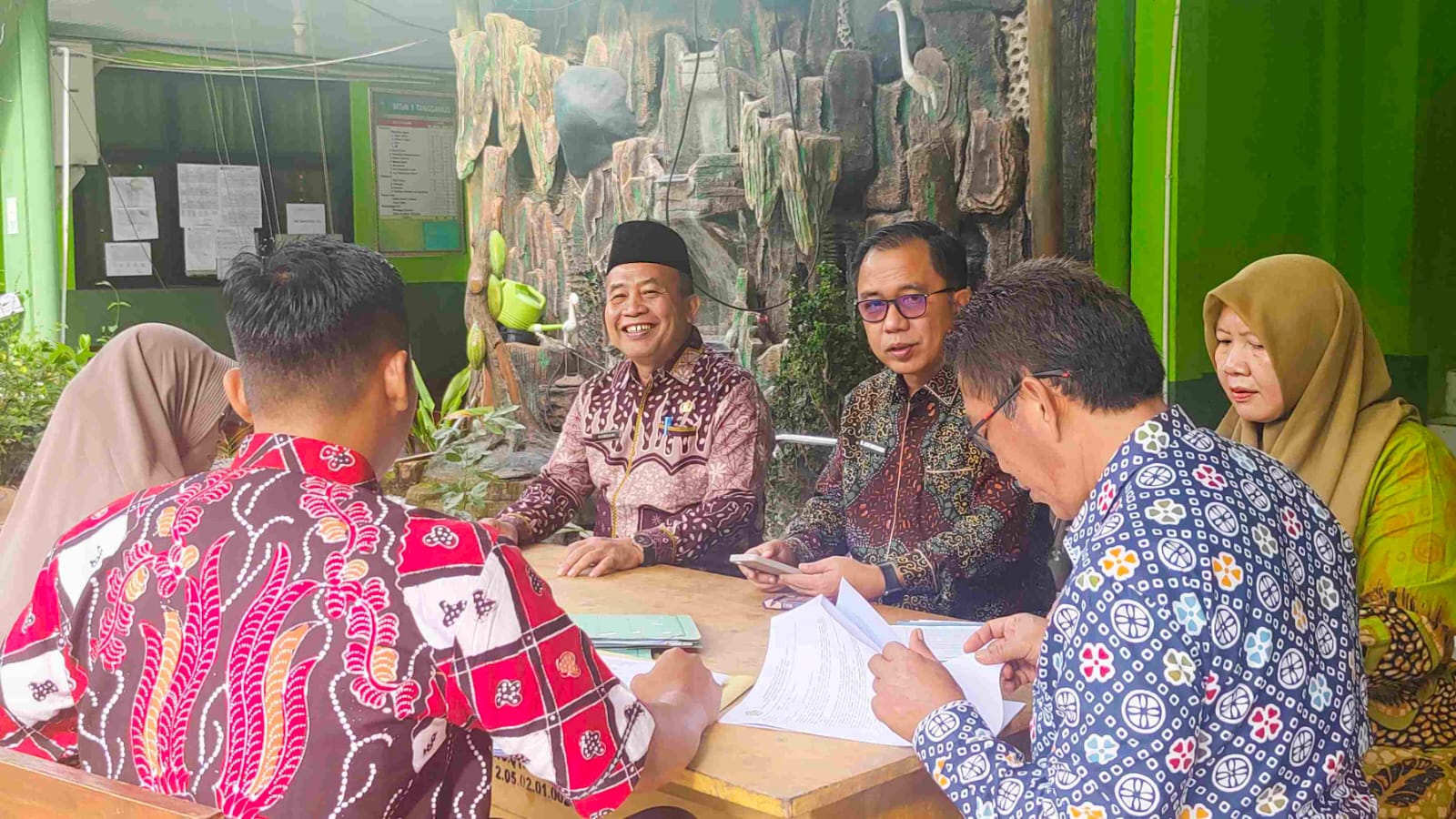 Kepala Kemenag dan Kasi Penmad Tanggamus Tinjau Ujian di MTsN 1: Tegaskan Layanan Prima untuk Siswa!